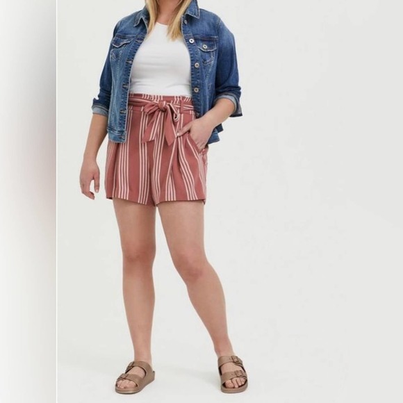 NWT Torrid 4.5in  Stretch Crepe Mid to High-Rise Tie-Front Short Women’s Size 14 - Picture 1 of 13